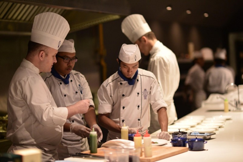 蓝带国际厨艺学院吸引了不少年轻才俊前来学艺，培育了许多餐饮及礼待领域的人才。