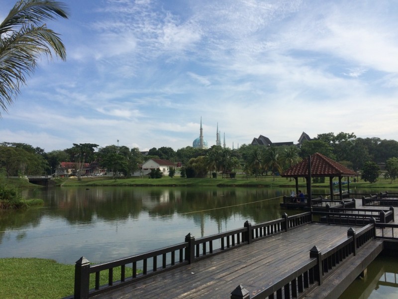 工大湖畔（Tasik Ilmu）景色优美，环境幽雅，成了工大生前来运动或进行休闲活动的好去处。每到傍晚，此处可见人们在悠闲地钓鱼、跑步、划桨船、野餐等。