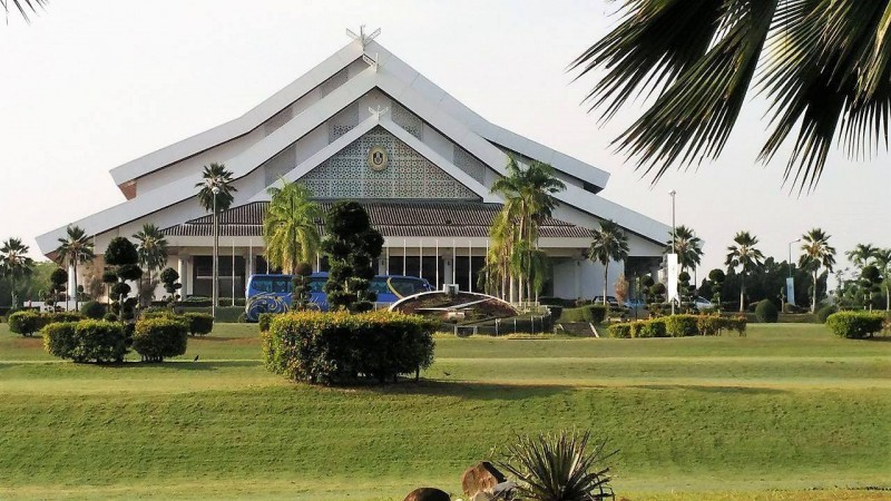 这是北大校内最大的礼堂“Dewan Muadzam Shah, DMAS”，也是举办各大型活动的主要场地，如新生迎新会、校内文娱晚会和毕业典礼。在礼堂前有个平躺的大时钟乃其特色，许多毕业生都喜欢前往此处拍照留念。