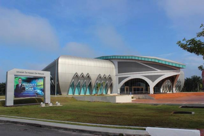 敦大大礼堂（Dewan Sultan Ibrahim）的外观呈半椭圆形，从高处瞭望，看似半颗鸡蛋。大礼堂内的设计相当富丽堂皇，身处其境，可感受到其中的贵气，迎新周、毕业典礼等大型活动都在此举行。