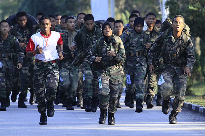 国防大学的学生主要分为军事官员（Pegawai Kadet）和后备军官训练部队（Pasukan Latihan Pegawai Simpanan, PALAPES）。前者须通过马来西亚武装部队提出申请，才能进入国防大学一边上学，一边受训，以便未来成为高职军人；后者则须通过大学中心单位（Unit Pusat Universiti, UPU）申请入学，再成为后备军官训练部队的普通学生。两者都需要在特定时间进行军训，因此在校内不时会看见穿着军装的大学生。