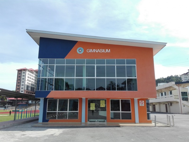 这是国防大学新建设的健身房，目前一切设施还在准备当中，所以尚未正式开放使用。倾斜的屋顶、透明的落地窗，皆属此建筑的独特设计。漆上亮眼的橙色之外观，让人难以忽视。