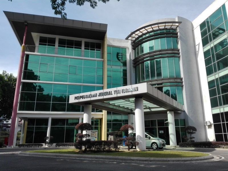 设计独特的建筑物是国防大学图书馆，其前身是马来西亚军事学院（Akademi Tentera Malaysia, ATM）图书馆，直至2006年军事学院升级为国防大学为止。在2011年，校方以马来西亚武装部队的第三任参谋长的名字，将这座图书馆重新命名为Perpustakaan Jeneral Tun Ibrahim。