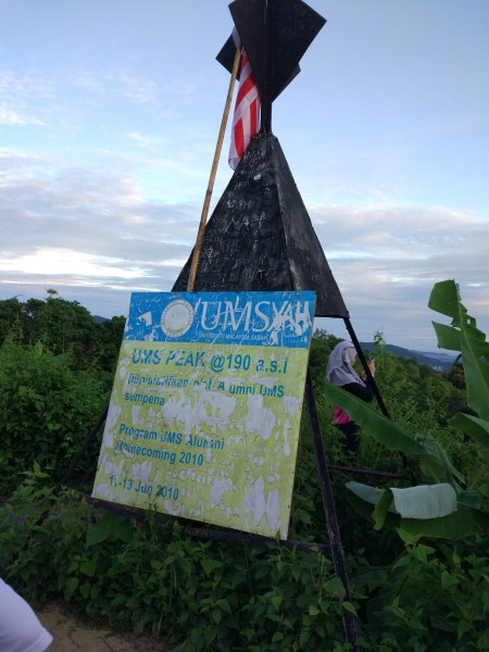 在沙大也可进行登山活动。从入口处到UMS Peak山顶，只需约20分钟，而且在山顶处还能享受无敌海景，甚至欣赏日落！此图为攻顶后必见的特别标志。