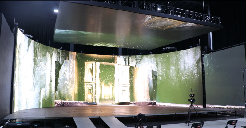 世新大学打造全亚洲首座占地470坪最新型「LED智能摄制基地(LED Virtual Stage)」，同时引进好莱坞新兴技术，期望跨域培养具备竞争力的产业人才，并且能在专业技术上与国际接轨。透过最新智能摄影技术提供课程与产业的链结等，强化学生理论与实务结合的能力，引领学生协作参与为产业解决问题。