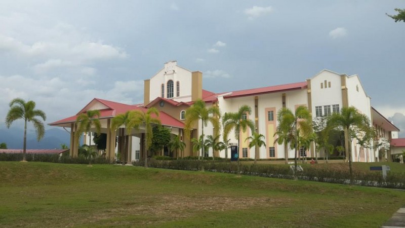依大大礼堂（Dewan Besar）是大学生活开始与结束的站点，举办过无数大型活动，能站在台上，简直会带给学生完全截然不同的感觉！接近学期尾声时，这里还会被严肃的气氛围绕，因为依大大礼堂已经变成考场了。