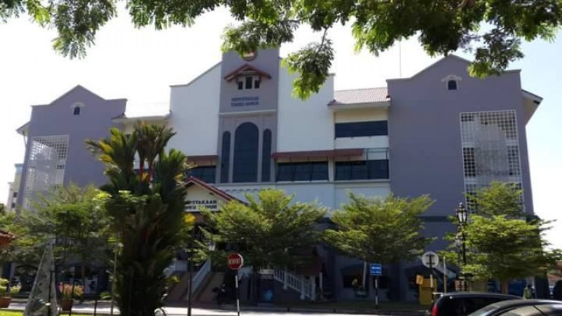 依大图书馆（Perpustakaan Tuanku Bainun）一共四层，有设备如电脑室
、论文室和个人读书室，给学生提供了一个收集资料、温习功课的舒服环境。图书馆底楼也有小小的茶水间，让疲累地赶报告的学生可以偷闲泡上一杯热咖啡，在沙发上轻松地跟朋友讨论作业。