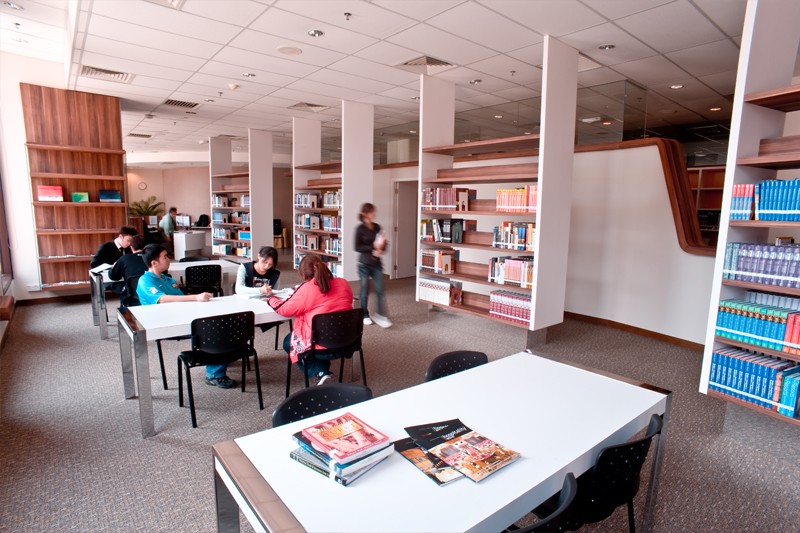 麻雀虽小、，五脏俱全的学习资源中心，提供多达3,000本以上的书籍、在线看五、音频和视频室。