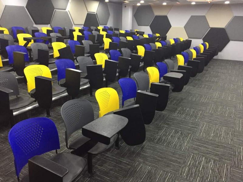 学院的讲堂广阔，让学生能够在舒适的环境下学习。