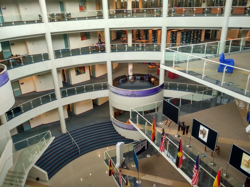 四层楼高的砂大图书馆（Centre for Academic Information Services），看起来像是购物广场，给人焕然一新的感觉，也改变了许多人对图书馆的刻板印象。
