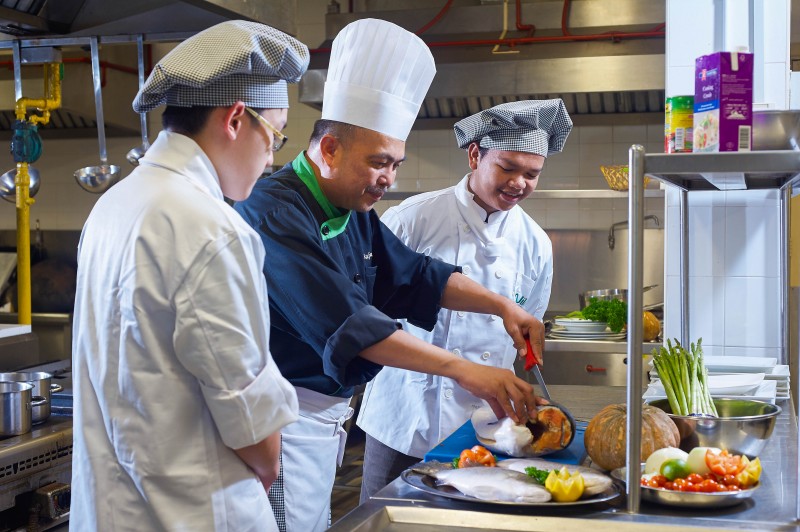 修读礼宾管理及艺术烹饪课程的学生，在模拟厨房学习烹饪技巧，也学会编排餐单，预算和场地布置。