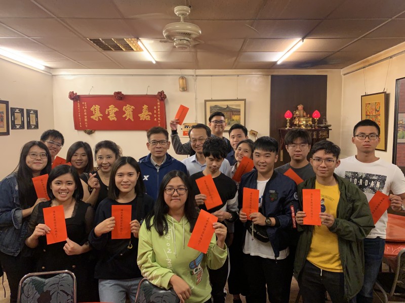 為獎掖後進，馬來西亞傑出僑領潘斯里拿督斯里陳開蓉女士，特別指定本校陳校長代為頒發獎學金給大馬學子