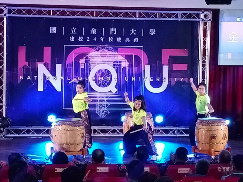 為傳承中華傳統民俗文化，國立金門大學培養僑生學習24節令鼓，並於校慶中演出