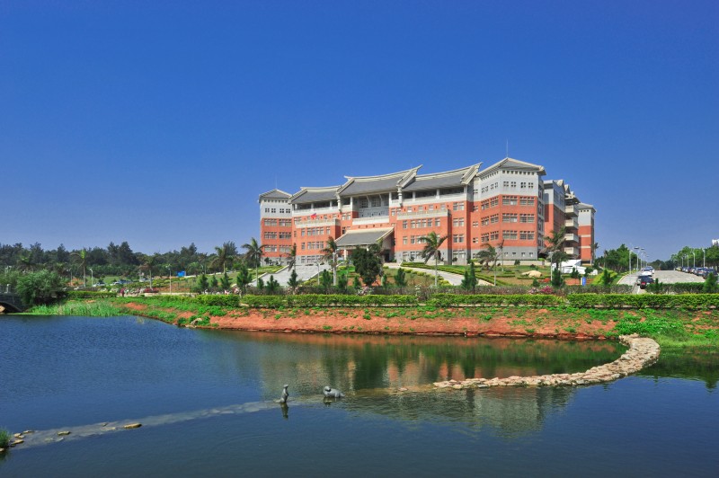 國立金門大學校園一隅，前景為大學池，背景為綜合教學行政大樓。