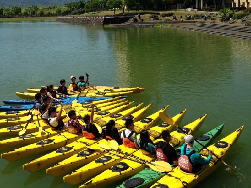 特色獨木舟體育課程，讓學生透過獨木舟環湖體驗校園美景。