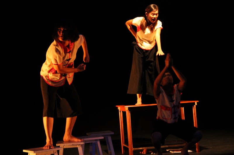 《三个小孩》本地深获好评的著名舞台剧，呈现马来西亚华教故事，至今在国内外演出共 135 场。