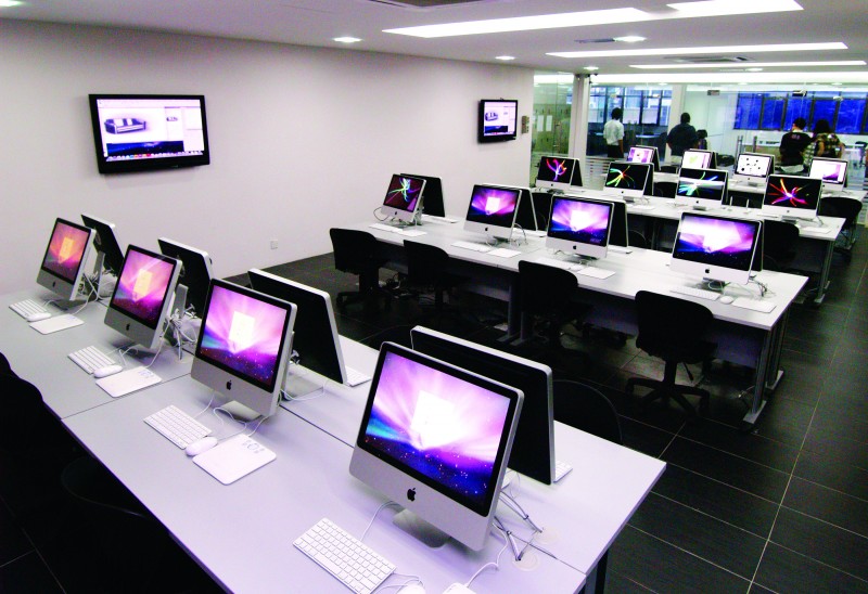 MIA 拥有完善的电脑配备 (MAC & PC) 和专业设计软件 (ABODE, AUTOCAD, etc)，打造出优质的学习空间。