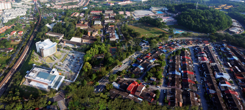 拉曼大学学院总校位于吉隆坡文良港，占地171英亩， 是一座现代化郁葱校园， 提供学生优质的大学院校生活。