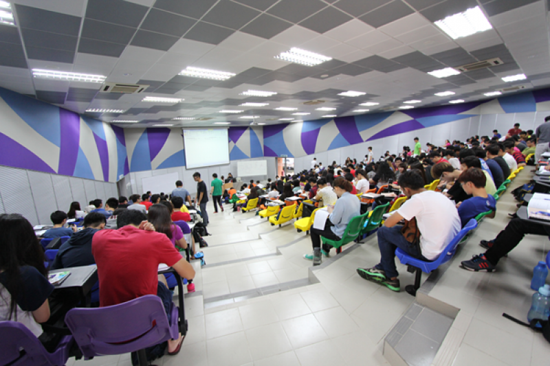 新颖及色彩缤纷的大学讲堂，为学生提供活力的学习环境。