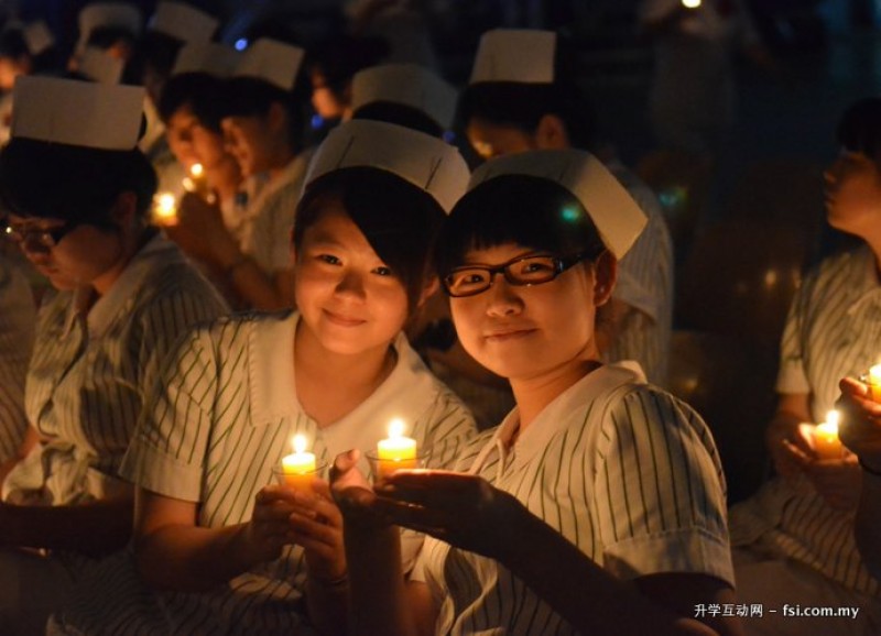 护理系毕业生毕业典礼，场面温馨动人。