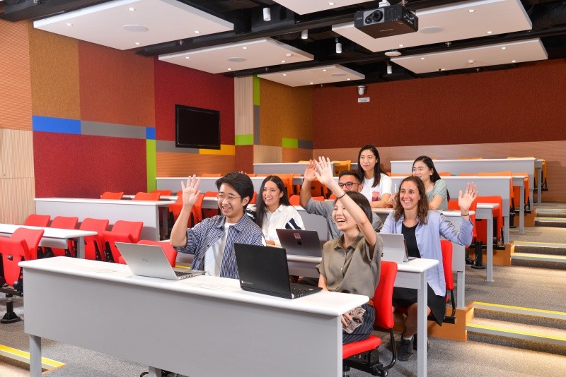 教学大楼内设有演讲厅、课室、实验室、资源中心及计算机室等教学设施供学生使用。