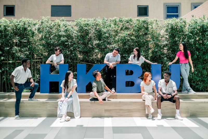 学生在关爱、创意、国际化的氛围中发挥学术卓越