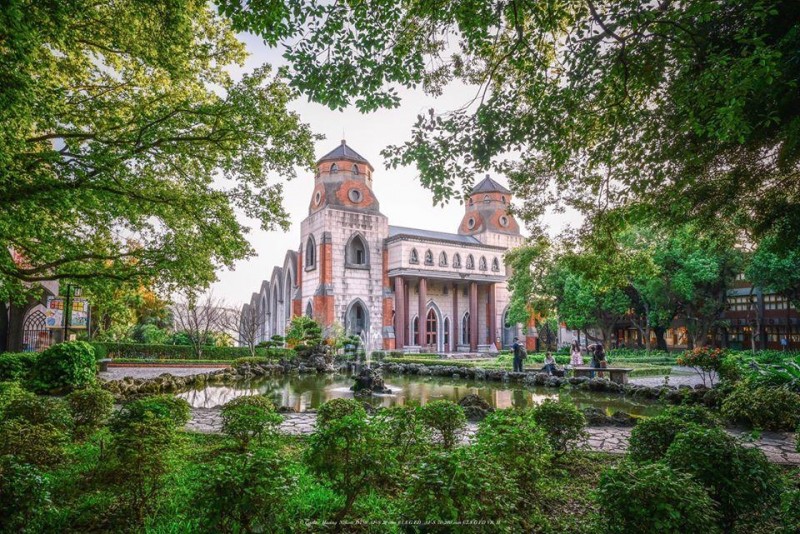 網推全台灣6間最美大學，真理大教堂。