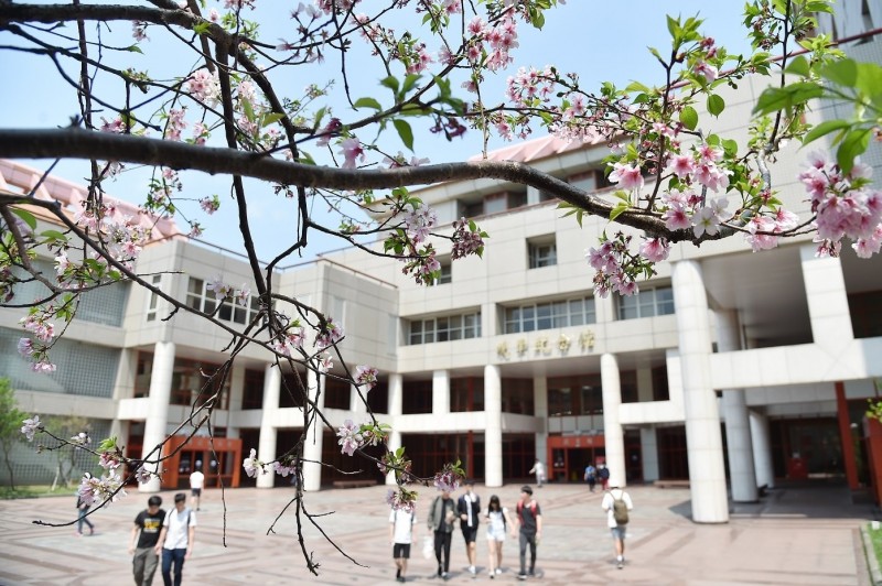 文化大學毗連陽明山國家公園，環境優美且交通便利，學生可在如詩如畫的校園中漫步學習。