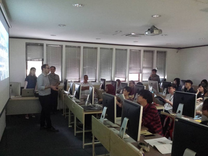 Industry partner sharing his professional experience and expertise with students at Saito University College