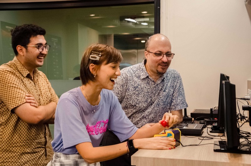詹姆斯库克大学新加坡校区的电子游戏博物馆，是东南亚第一家永久性的游戏专题展览，它不仅回顾电子游戏的发展史，也向经典游戏致敬，更欢迎访客穿戴设备，亲身体验新一代游戏的各项技术。