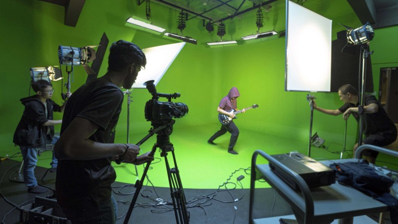 Camou Academy offers newly-renovated facilities including its 360° green screen studio which provides a large space for avid learners of photography and filmography to try out visual effects and utilize facilities provided.