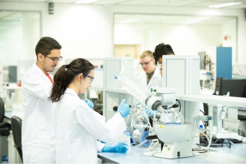 科大独特的国际科研课程（IRE）及本科生研究计划（UROP）让学生参与实际的科研项目。