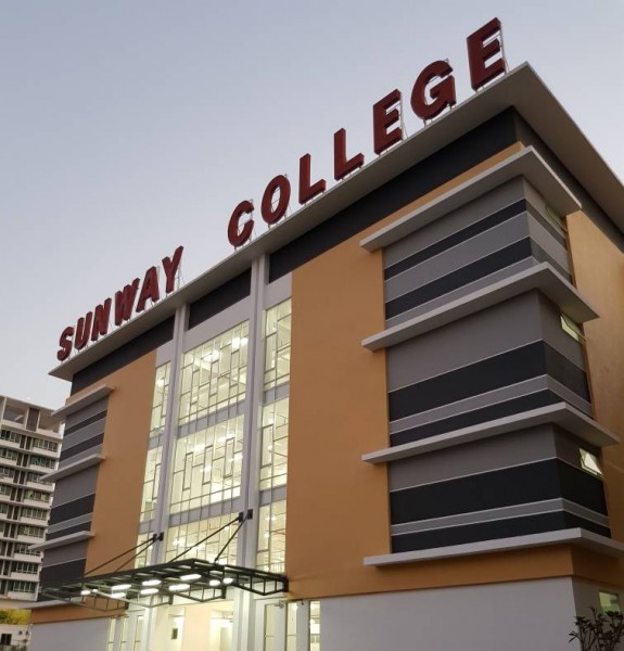 为了应付学生人数的需求，学院增建了设备完善的学术大楼。
