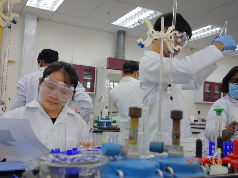 科学实验室设备齐全