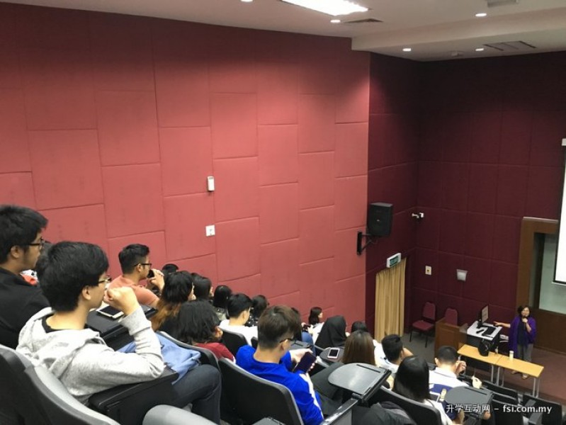 新山双威学院与各大学维持紧密的联系，并经常为学生举办升学讲座。