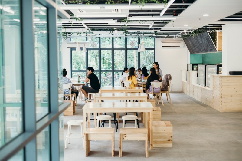 学校隔壁咖啡厅 (Ducco cafe) 是大同韩新学院食堂，环境舒适，让学生和访客享受休闲时光。