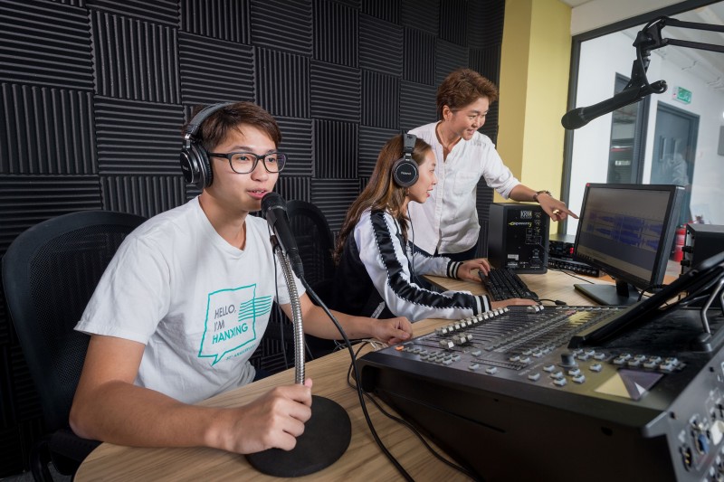 韩新广播室五脏俱全，拥有专业的广播器材和设备；它是学生进行广播训练的天地——校园DJ从周一至周五中午12时至1时为全校师生提供最新、最潮的新闻与资讯。