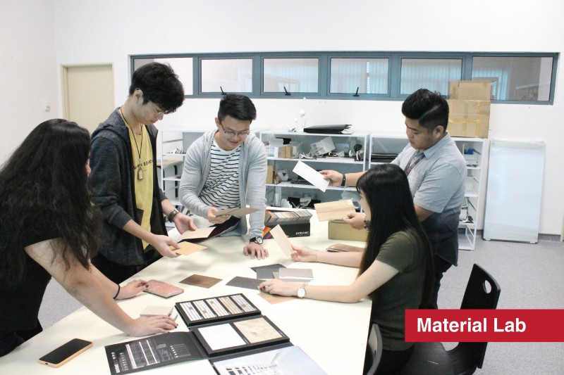 设计与建筑环境系学院
美术与设计-材料研究室
由业界经验分丰富的导师指导学生各类材料与产品搭配效果
业界适用且高就职率