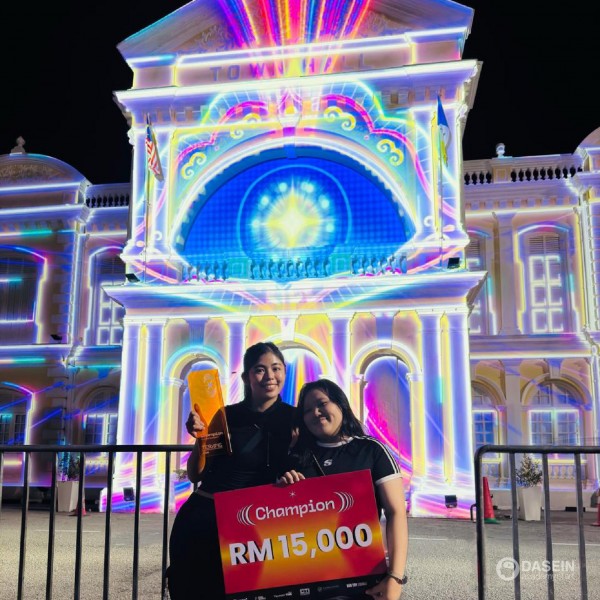 在东南亚年度光影艺术赛事 TERANG Projection Mapping 2025 中，Dasein 学生从马来西亚、印尼与泰国的参赛者中脱颖而出，勇夺冠军，展现他们在多媒体艺术与科技创新领域的惊人创造力。