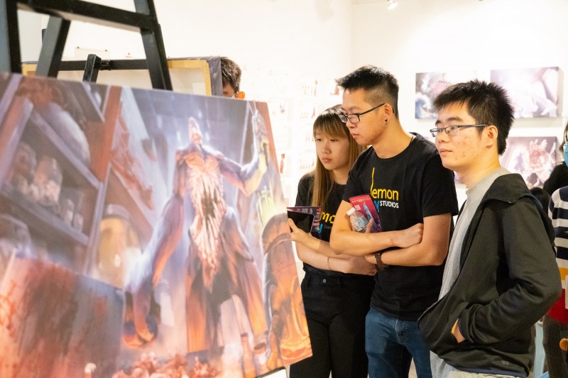 学生在学院的画廊办毕业作品展，除了展示自身创作水准、灵感等，还可以和受邀观展的各公司代表交流。