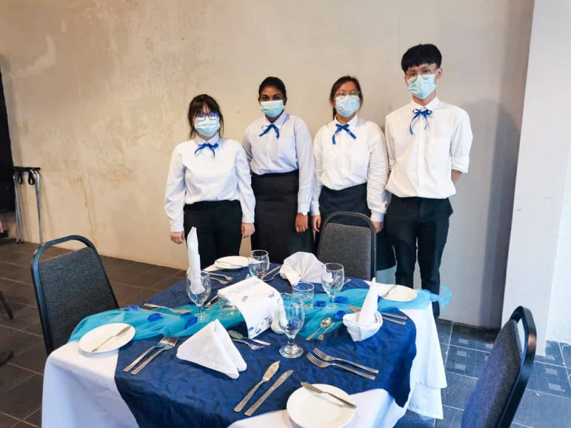学生们精心布置专业的餐桌摆设，以体现餐厅运营的模拟情景
