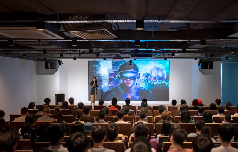 行业专家于学院 Odeon 举办讲座，分享最新行业趋势与实战经验。