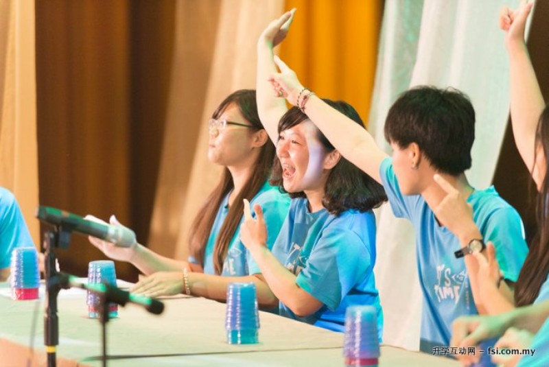 学生们在课堂上热烈地参与及互动。