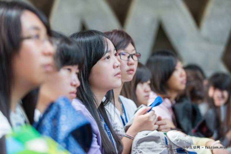新生入学活动在路思义教堂如火如荼地进行。