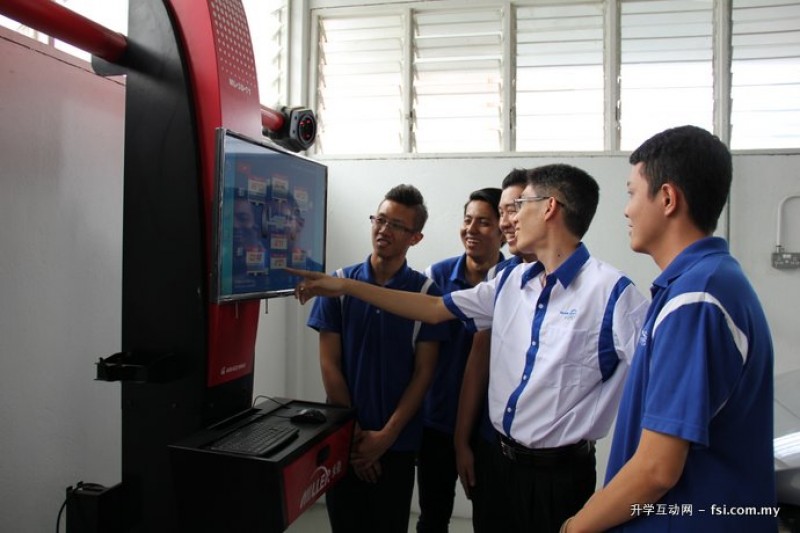 学生学习如何操作车胎定位。