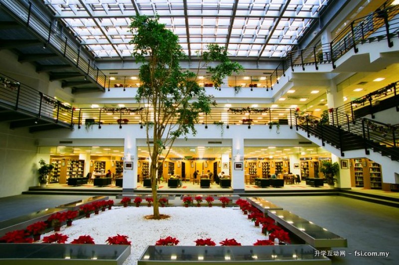 元智图书馆不论是空间还是环境的设计都深受学生们的喜爱! 曾获「建筑师杂志奖」及「远东杰出建筑设计奖」，是校园知名景点，偶像剧、广告及MV也常在此取景呢！馆藏逾30万件并设有数字学习区整合多媒体视听功能，资源丰富。图书馆还提供馆际合作服务，可持跨校借书证前往与元智签约单位借书。