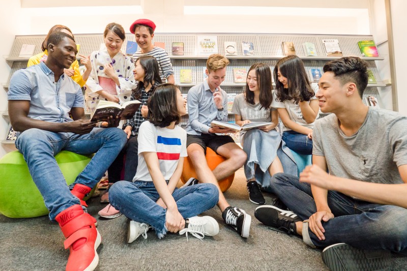 元智大学以“新双语大学”定位国际，注重英语学习课程。定期举办英语小聚的课外活动，增加与外籍学生的交流，藉此机会加强学生对英语能力的掌握。