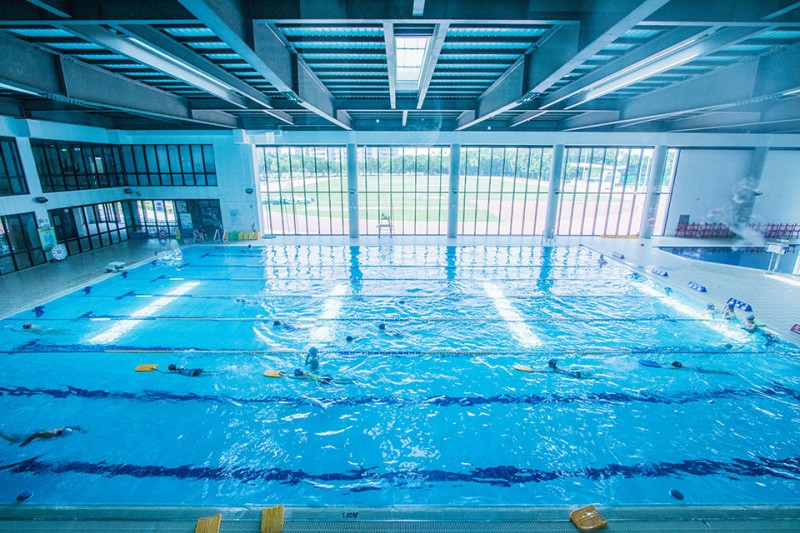 充满活力的校园少不了热血的欢呼声，学校除了操场、篮球、网球等球类场地外，更设有游泳池、健身房及重训室，学生可在空闲时间挥洒汗水！校院系时常举办运动系列的活动，种类众多让同学们参加有兴趣的项目，透过运动释放学业与生活中的压力，并藉由竞赛学习团队合作、努力不懈的运动家精神。