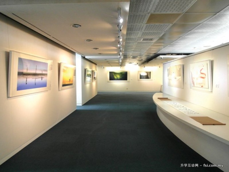 中华大学注重学生的全人发展，所以艺文中心必定期举办各类艺术活动，以提升学生艺术品位。