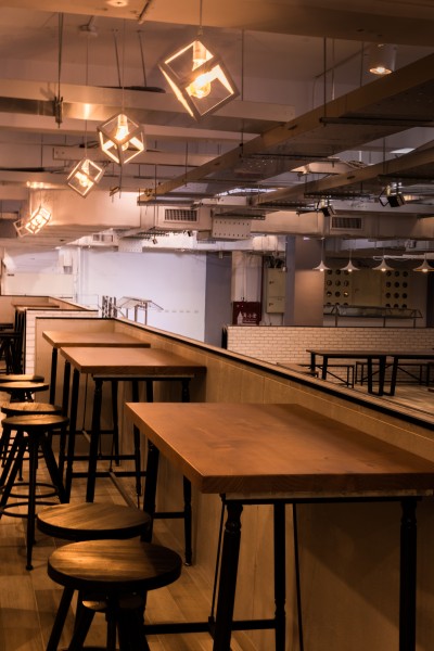 中华大学校园内设有学生餐厅，除了温馨的用餐环境，并且提供了优质的餐厅供学生再度子饿时，可选择自己喜爱的美食。